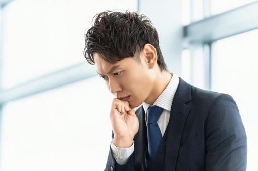 考えごとをする男性ビジネスマン 考えごとをする男性ビジネスマン 男性,考える,悩むの写真素材