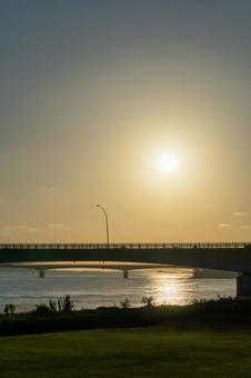 朝陽を浴びる赤江大橋 朝陽を浴びる赤江大橋 朝陽,朝,太陽の写真素材