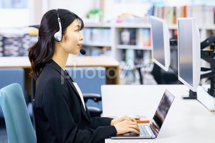 コールセンター　オペレーター　窓口　女性 オペレーター,コールセンター,ビジネスウーマンの写真素材