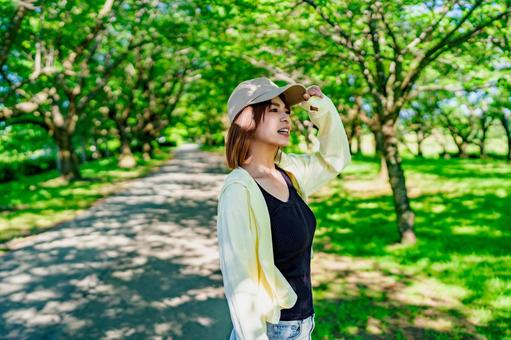 公園を散歩する女性 公園を散歩する女性 散歩,ダイエット,ウォーキングの写真素材