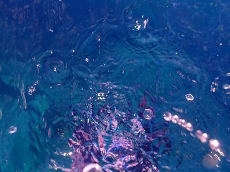 水面に落ちる水滴 水面に落ちる水滴の写真