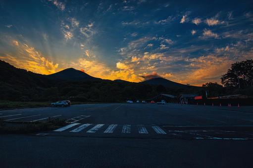 夜明け前、八甲田連峰を染める空 青森,八甲田山,酸ヶ湯温泉の写真素材