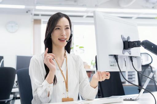 コールセンターで働く女性オペレーター コールセンターで働く女性オペレーター オペレーター,コールセンター,女性の写真素材