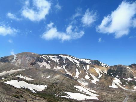 吾妻小富士山頂から一切経山を望む 吾妻小富士山頂から一切経山を望む 一切経山,火山,残雪の写真素材