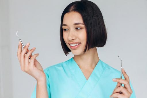 医療器具を見つめる女性 医療器具を見つめる女性 女性,歯科医,鏡の写真素材