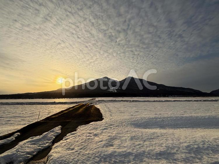 冬、夕暮れの磐梯山 冬,夕暮れ,磐梯山の写真素材