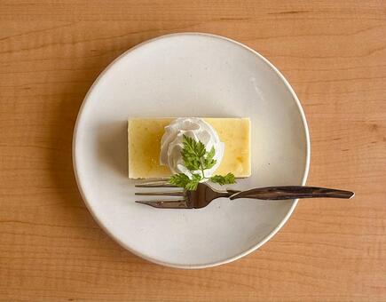 笠間焼の皿に盛ったレモンチーズケーキ レアチーズケーキ,チーズケーキ,スイーツの写真素材