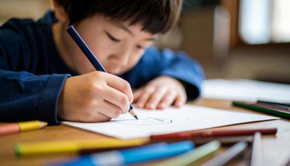 お絵描きをする日本人の子ども お絵描きをする日本人の子どもの写真