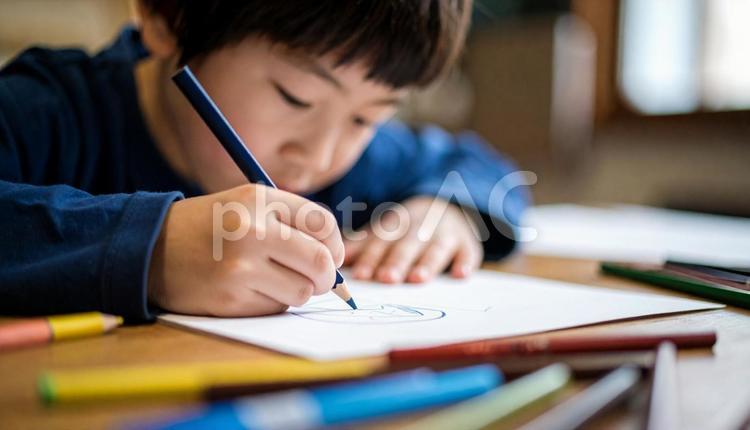 お絵描きをする日本人の子ども お絵描き,アジア人,色の写真素材
