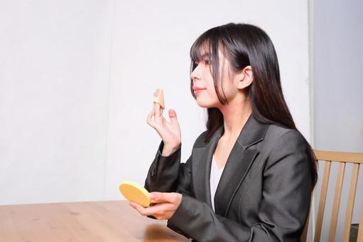 メイクアップする女性 メイクアップする女性 女性,パンツスーツ,人物の写真素材