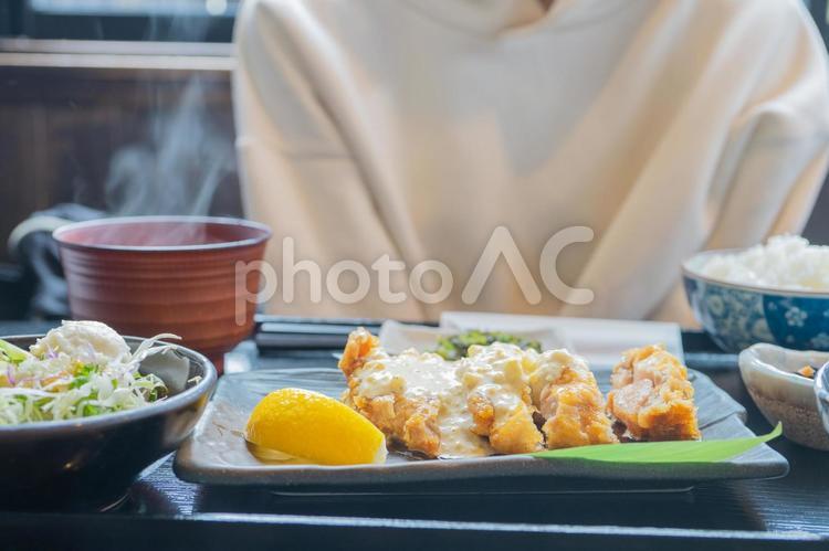 デートでチキン南蛮のランチを食べる場面 ランチ,デート,食事会の写真素材
