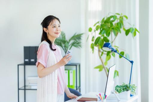 スマホを操作する若い女性 スマホを操作する若い女性の写真
