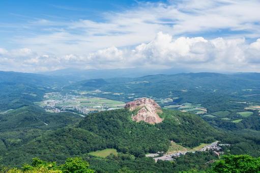 緑に囲まれる夏の昭和新山 緑に囲まれる夏の昭和新山の写真