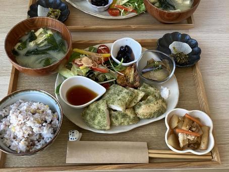 鶏肉の磯辺揚げと雑穀米×味噌汁 鶏肉の磯辺揚げと雑穀米×味噌汁 磯辺揚げ,揚げ物,野菜の写真素材