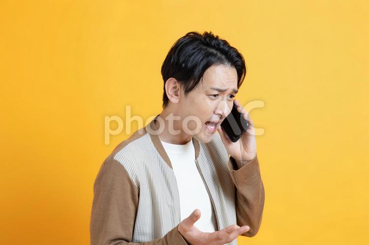 電話をかけながら怒る日本人男性 男性,イケメン,夫の写真素材