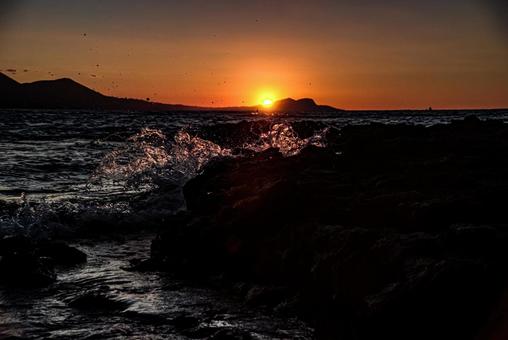 R<五島の風景>夜明けの海と荒れた波飛沫 R<五島の風景>夜明けの海と荒れた波飛沫 海,サンセット,サンライズの写真素材