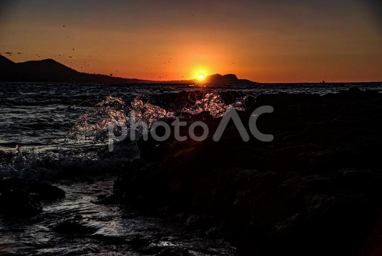 ＜五島の風景＞夜明けの海と荒れた波飛沫 風景,海,夜明けの写真素材