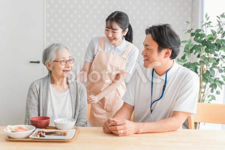 食事する高齢者と男女のスタッフ 栄養士,管理栄養士,高齢者の写真素材
