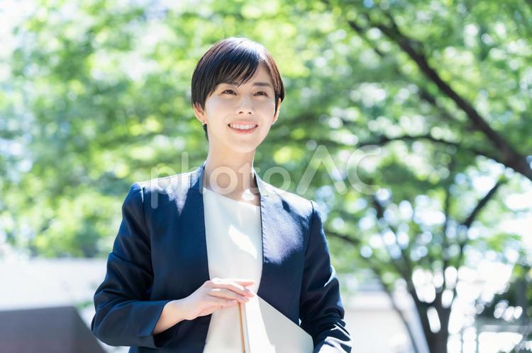 オフィス街で働く若いビジネスウーマン ビジネス,女性,ビジネスウーマンの写真素材