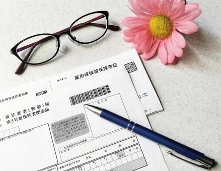 雇用保険被保険者証と扶養者異動届 扶養者異動届,雇用保険被保険者証,テーブルの写真素材