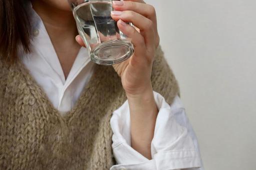 白湯を飲む女性 水,飲む,女性の写真素材