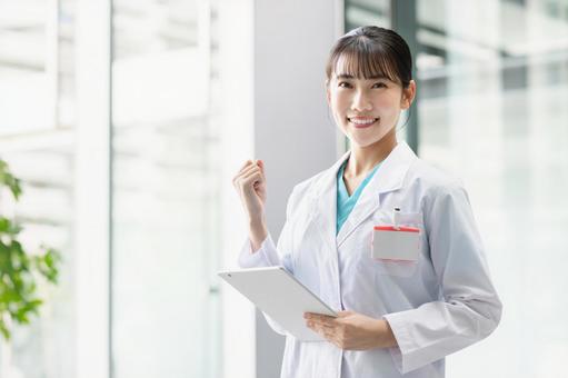 病院で働く若い女性医師 病院で働く若い女性医師 医師,女性,看護師の写真素材