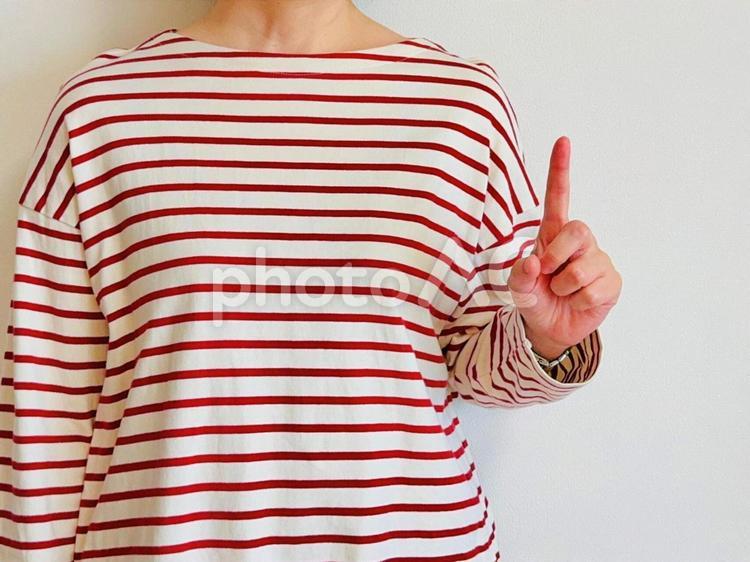 ポイントを教えます！のポーズをする女性 ポイント,一番,ナンバーワンの写真素材