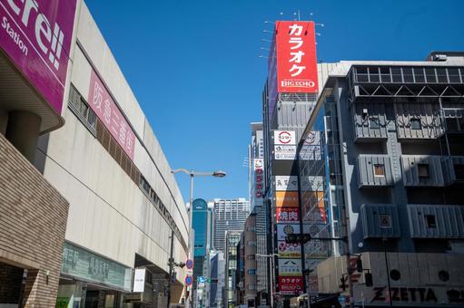 阪急梅田駅の外観と茶屋町のビル群 阪急梅田駅の外観と茶屋町のビル群の写真