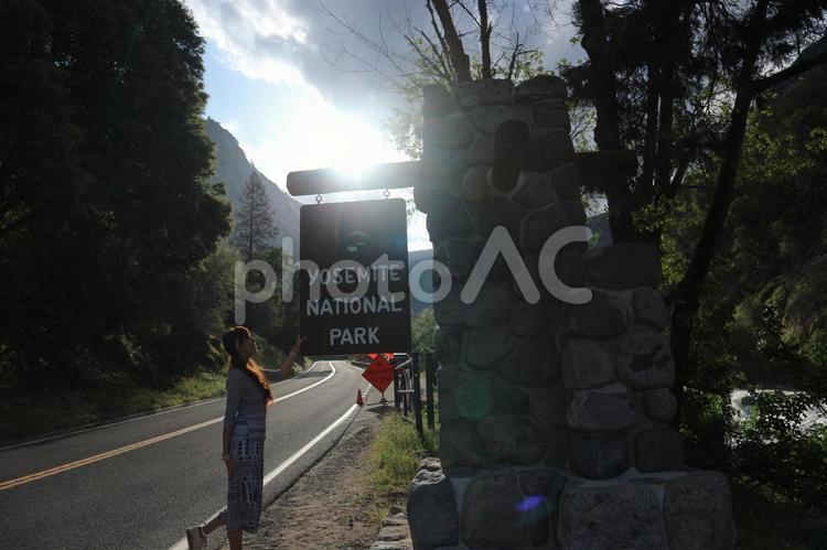 ヨセミテ国立公園　カリフォルニア 女性,人,ヨセミテ国立公園の写真素材