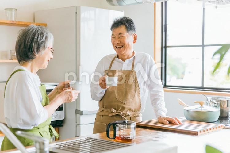 キッチンで話す日本人高齢者夫婦（笑顔） 高齢者,会話,話すの写真素材