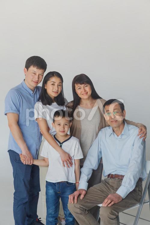 三世代のアジア人ファミリー17 アジア人,家族,お父さんの写真素材