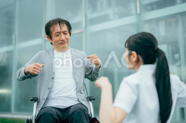 病院でリハビリをする中高年男性と医療スタッフ 作業療法士,理学療法士,リハビリの写真素材