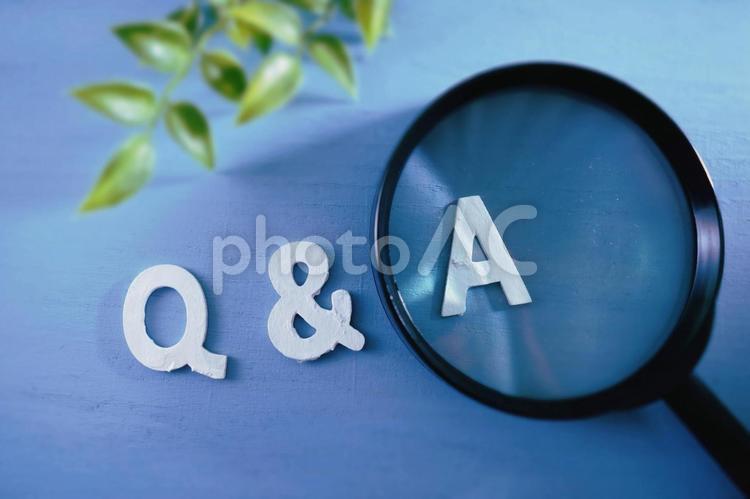 Q＆Aの文字と虫眼鏡、検索をする（１） q＆a,文字,虫眼鏡の写真素材