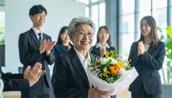 定年退職するベテラン社員 定年退職するベテラン社員の写真