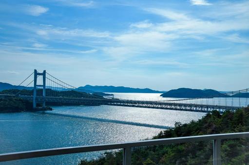 鷲羽山展望台から見る逆光の下津井瀬戸大橋 瀬戸大橋,橋,海の写真素材