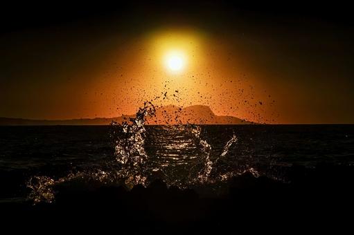 <Goto scenery> The sea at dawn and rough waves, JPG