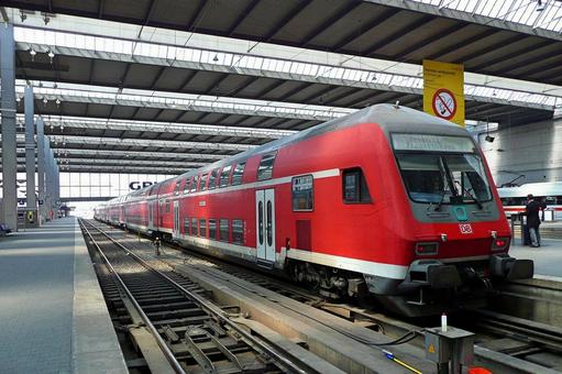 ドイツ鉄道 2階建て ミュンヘン中央駅 ドイツ鉄道 2階建て ミュンヘン中央駅 ドイツ鉄道,ミュンヘン中央駅,二階建て客車の写真素材