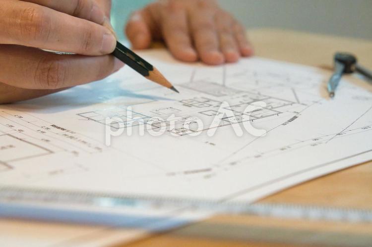 新築注文住宅の間取図を作成中の手元 設計図,間取り図,計画の写真素材