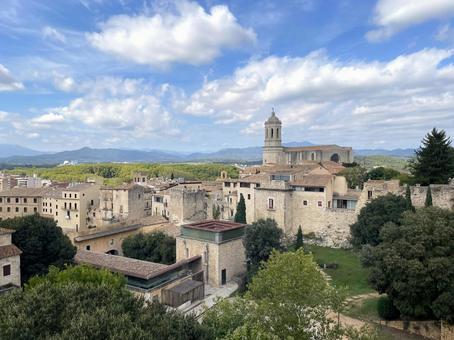 サント・フェリウ教会とアレマン庭園 サント・フェリウ教会とアレマン庭園 スペイン,ジローナ,バルセロナ郊外の写真素材