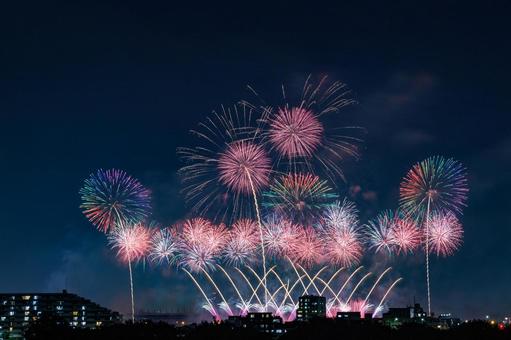 夜空に広がるスターマインと光の矢の花火 夜空に広がるスターマインと光の矢の花火 花火,打ち上げ花火,花火大会の写真素材