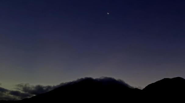 夜明けの空と月 夜明けの空と月の写真