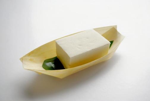 使い捨ての舟形盛り皿 豆腐 和食 使い捨ての舟形盛り皿 豆腐 和食 豆腐,とうふ,使い捨て食器の写真素材