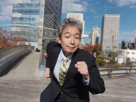 走るシニア男性サラリーマン シニア,シニア男性,シニアサラリーマンの写真素材