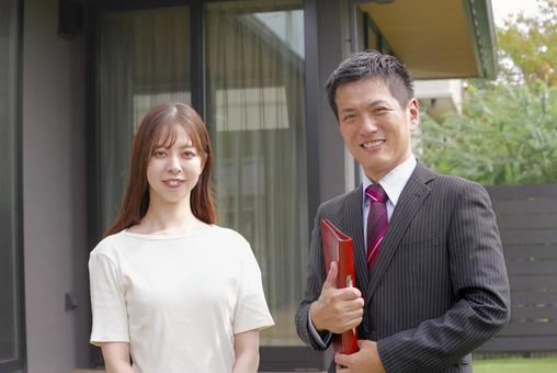 住宅の購入相談を行う女性と営業マン 住宅の購入相談を行う女性と営業マン 住宅,新築,家の写真素材