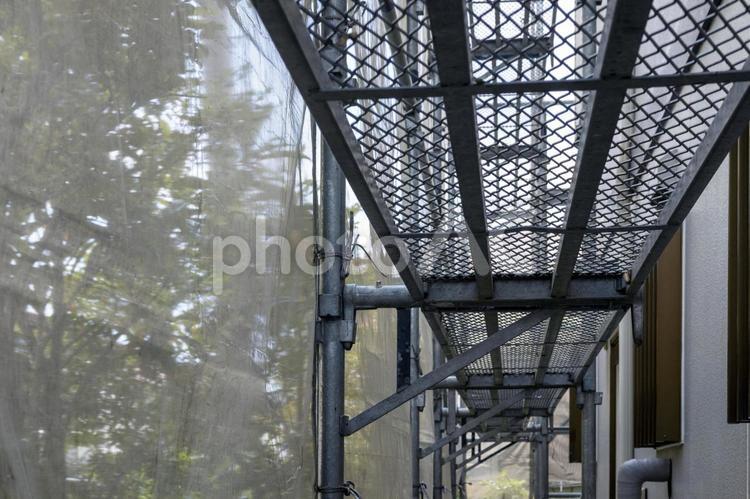 工事現場 建設現場の鉄製の足場の画像 足場,建築,リノベーションの写真素材