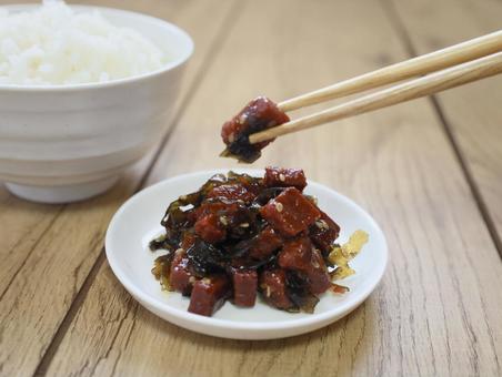 まぐろの佃煮の持ち上げ(ごはん付き) まぐろの佃煮の持ち上げ(ごはん付き) まぐろ,鮪,昆布の写真素材