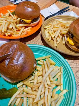 3人分のハンバーガーセット 3人分のハンバーガーセット ハンバーガー,ポテト,ランチの写真素材