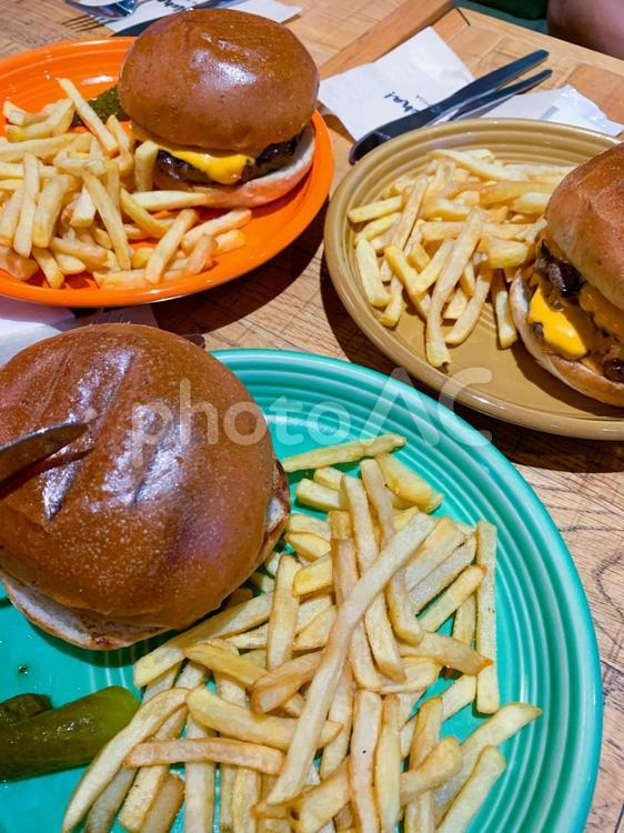3人分のハンバーガーセット ハンバーガー,ポテト,ランチの写真素材