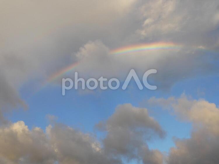 雲に架かる虹 amami,にじ,ハッピーの写真素材