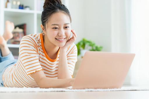 パソコンを使う若い女性 パソコンを使う若い女性の写真